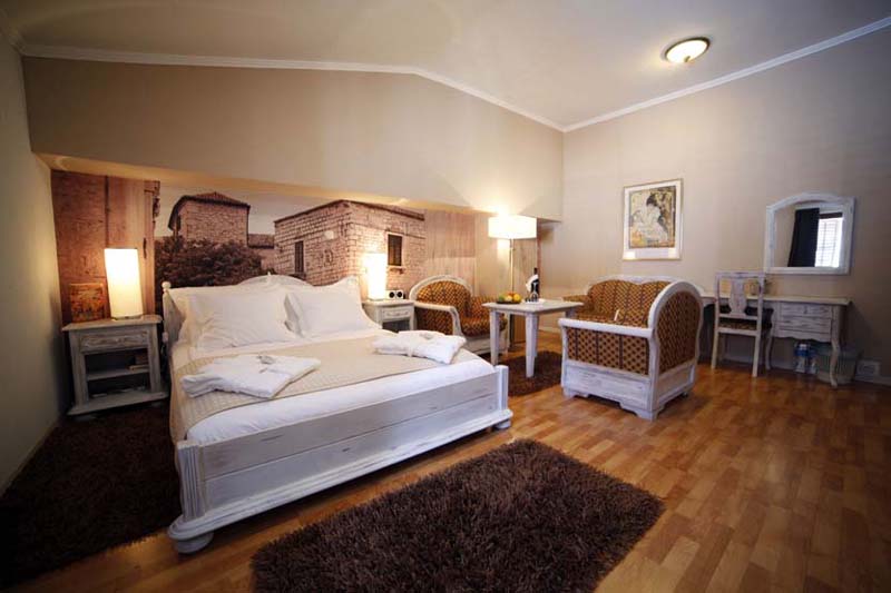 http://hotel-marcopolo.com/images/Live_sleep/Rooms/SOBA204a.jpg